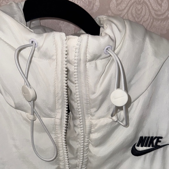 Nike Women's Puffer Jacket in White - Picture 5 of 8